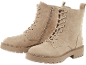 Lichtbeige veterschoenen.