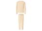 Beige kinderpyjama, bestaande uit een shirt met lange mouwen en een broek.