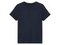 Een donkerblauw T-shirt met korte mouwen.
