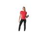 Vrouw in rood sportshirt en zwarte legging, met een waterfles.
