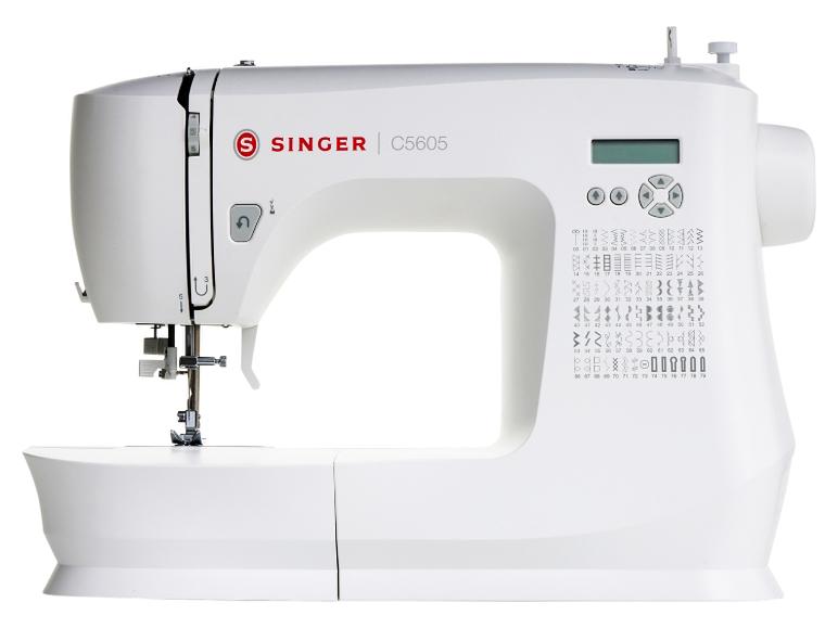 Witte naaimachine met digitaal display en diverse steekpatronen.