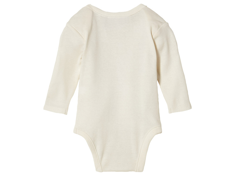 Een wit babypakje met lange mouwen.