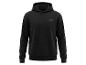 Zwarte herenhoodie met een klein label op de borst.