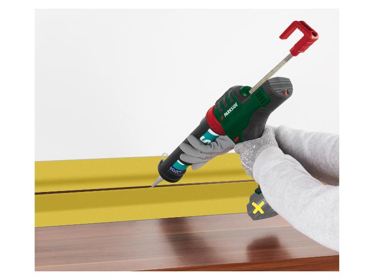 Parkside draadloos kitpistool wordt gebruikt om kit aan te brengen op een geel oppervlak.