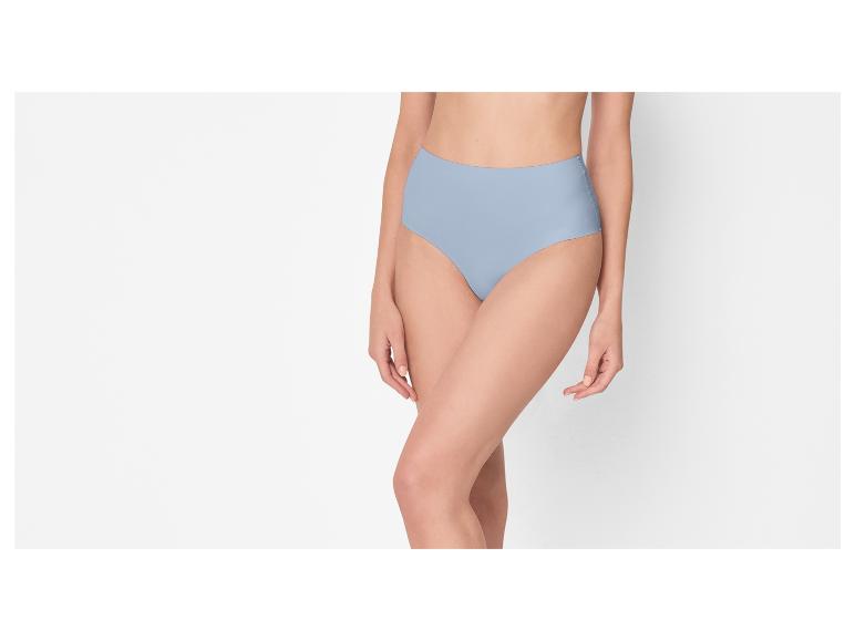 Een vrouw draagt lichtblauwe high-waist slips.
