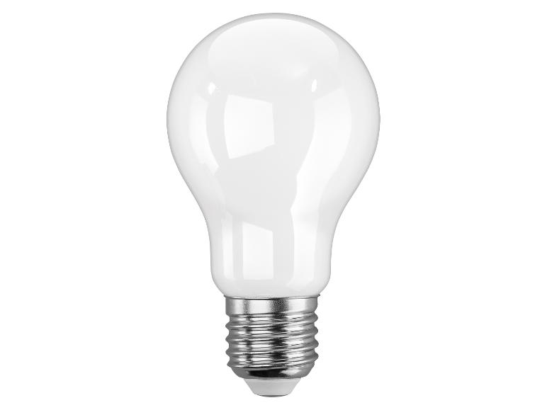Matte witte gloeilamp met een zilveren metalen voet