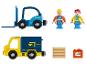 Speelgoed: blauwe vorkheftruck, gele bestelwagen, twee figuren en dozen.