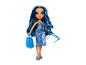 Rainbow High pop met tas, zonnebril en blauwe outfit.