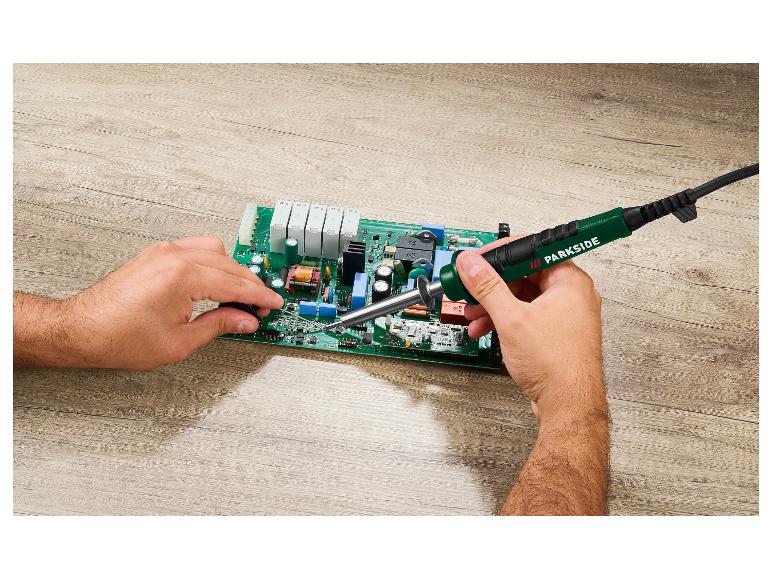 Man soldeert een printplaat met een Parkside soldeerbout.