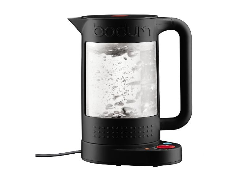 Bodum waterkoker in zwart en transparant met kokend water