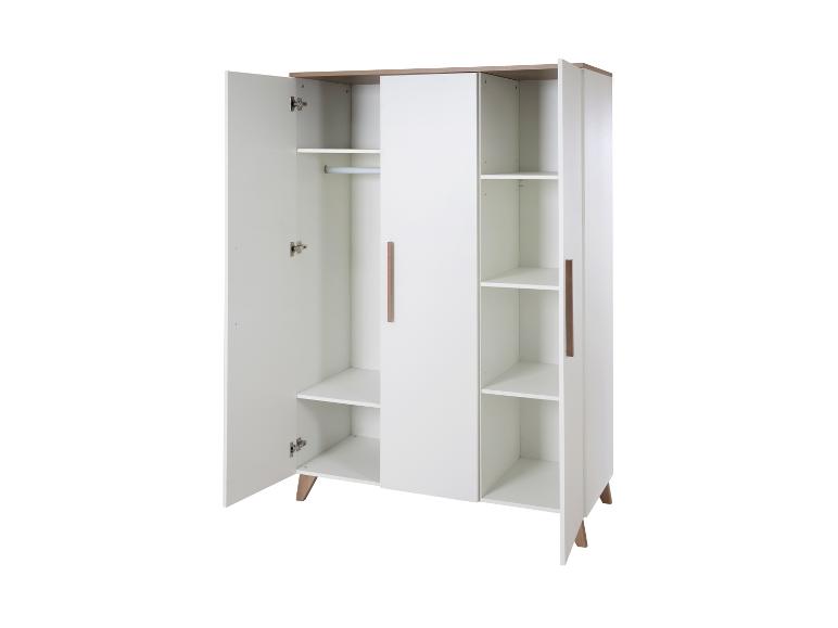 Witte driedeurs kledingkast met houten handgrepen en taps toelopende poten, met planken en een kledingroede.