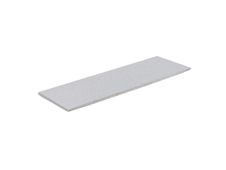 Een witte, rechthoekige, getextureerde plank met gelaagde randen.
