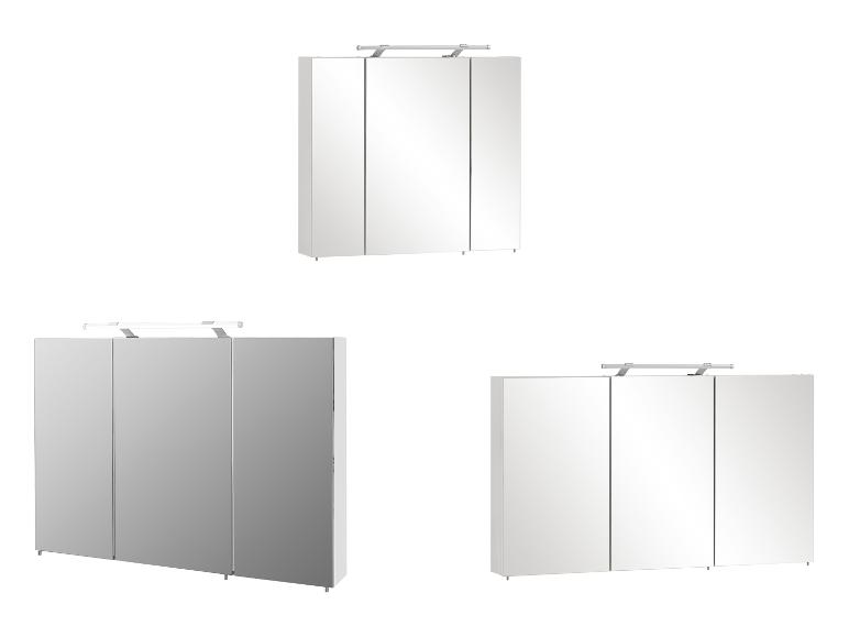 Drie witte badkamerkasten met spiegeldeuren en verlichting