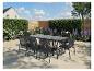Donkergrijze tuinset met tafel en acht stoelen op een tuinterras.
