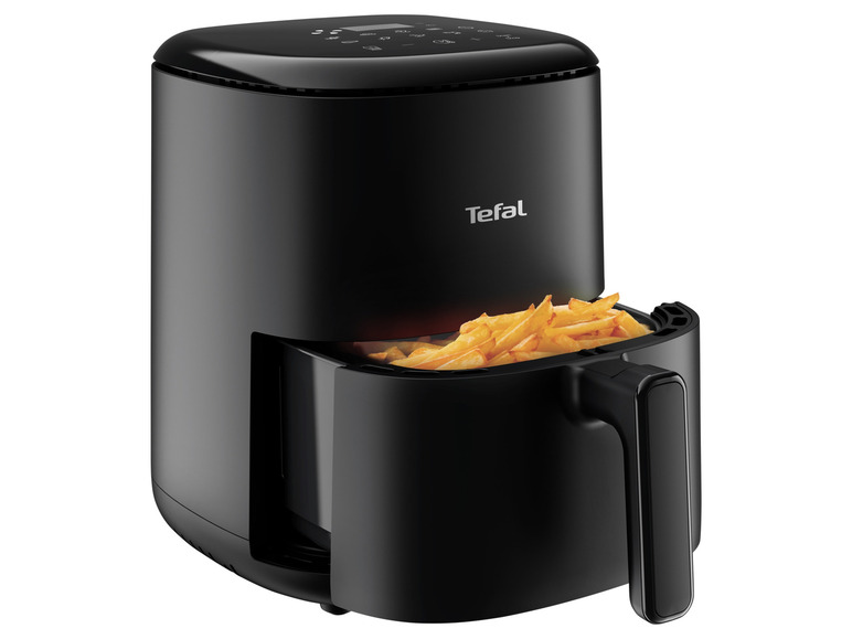 Een Tefal Airfryer met gebakken frietjes.