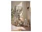 Badkamerinterieur met houten ladderrek en groene handdoeken.