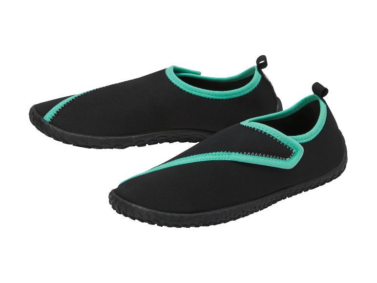 Een paar zwarte waterschoenen met turquoise accenten.