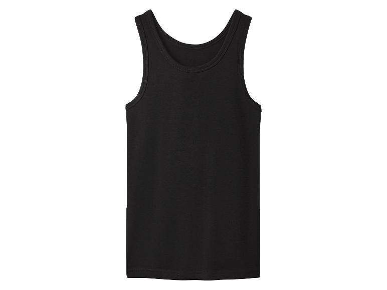 Eenvoudig zwart katoenen hemd op een witte achtergrond.