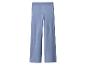 Lichtblauwe gebreide broek met wijde pijpen.