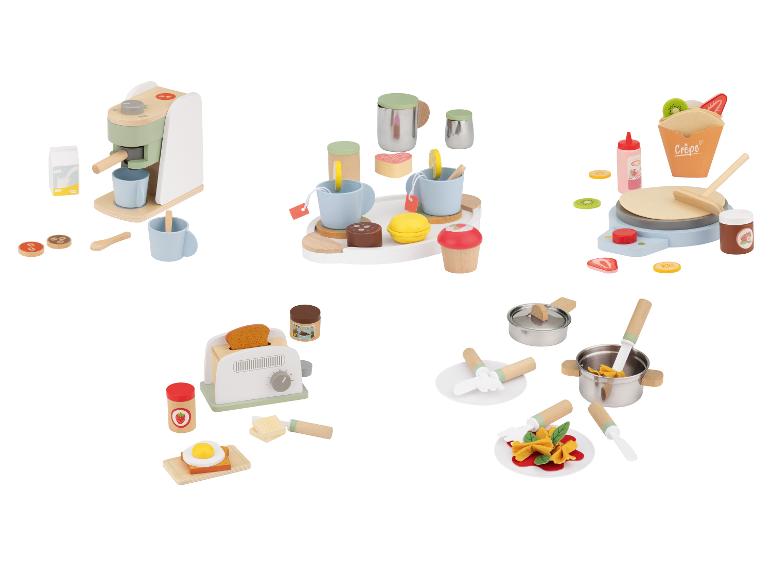 Houten kookspeelgoed: koffiezetapparaat, theeset, crêpes, broodrooster en pannen met pasta.