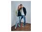 Twee jonge volwassenen in casual kleding, met jeans, T-shirts en sneakers.