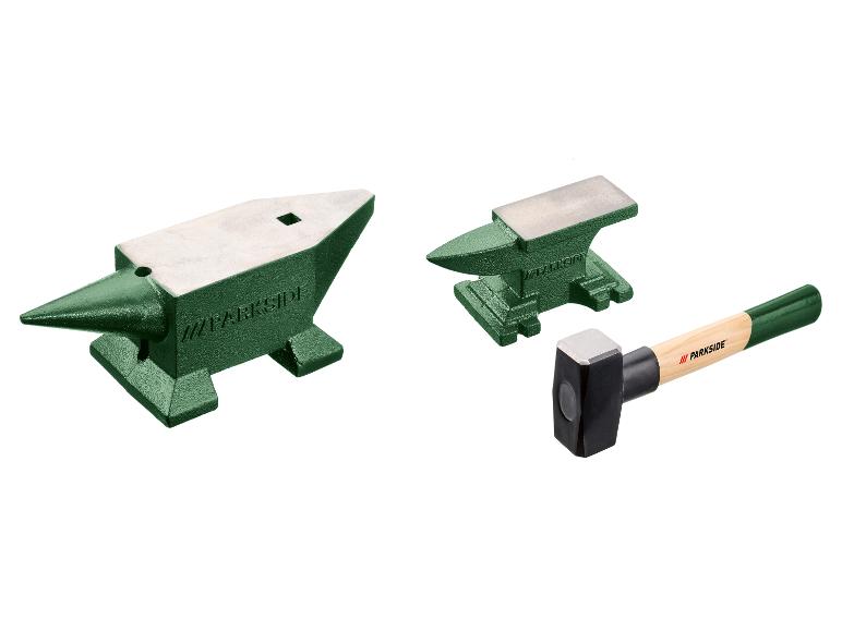 Twee groene Parkside aambeelden en een hamer met houten handvat.