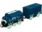 Blauwe speelgoedtrein met locomotief en goederenwagon, met lichtgroene wielen en accenten.