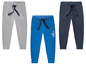 Drie jongensjoggingbroeken in grijs, blauw en donkerblauw.