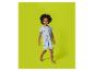 Lachend kind in een lichtblauwe jumpsuit met capuchon en palmboomprint.