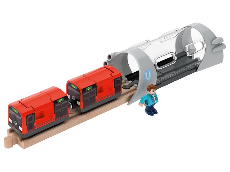 Rode speelgoedtrein met U9-wagons en een grijze tunnel, met een menselijke figuur.