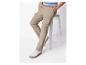 Beige cargo broek voor heren en witte sneakers.
