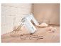 Witte SilverCrest handmixer met gardes en deeghaken, eieren en bloem op een houten aanrecht.