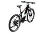 Zwarte elektrische mountainbike met groene en witte accenten, van achteren gezien.