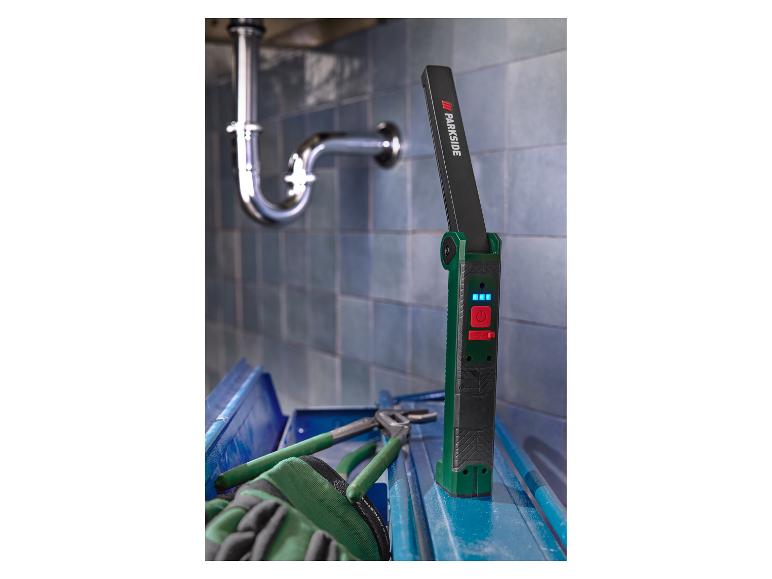 Parkside lamp naast gereedschap in een blauwe kist.