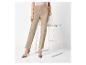 Beige broek met knopen voor dames en grijze pumps.