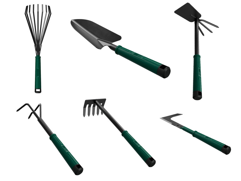 Tuingereedschap, waaronder een schoffel, een hark en een onkruidtrekker.