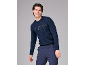 Een glimlachende man in een donkerblauwe gebreide trui en bijpassende broek.