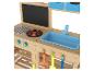 Houten speelkeuken met schoolbord, blauwe spoelbak, kookplaat en keukengerei.