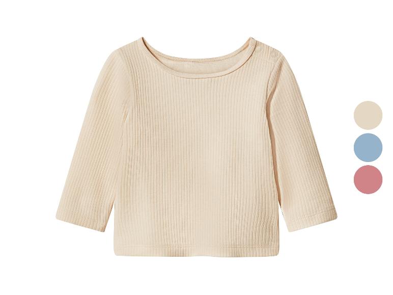 Geribbeld beige baby shirt met lange mouwen en drukknopen op de schouder.
