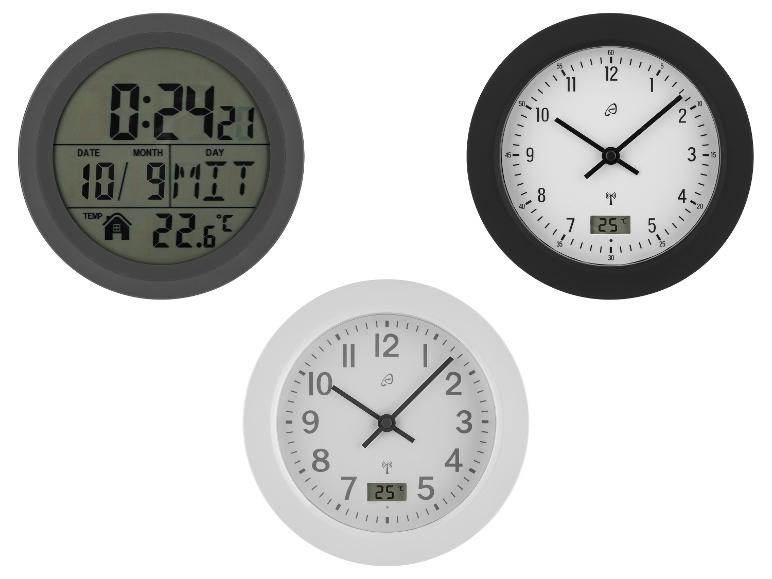 Drie wandklokken: één digitale en twee analoge, die tijd en temperatuur weergeven.