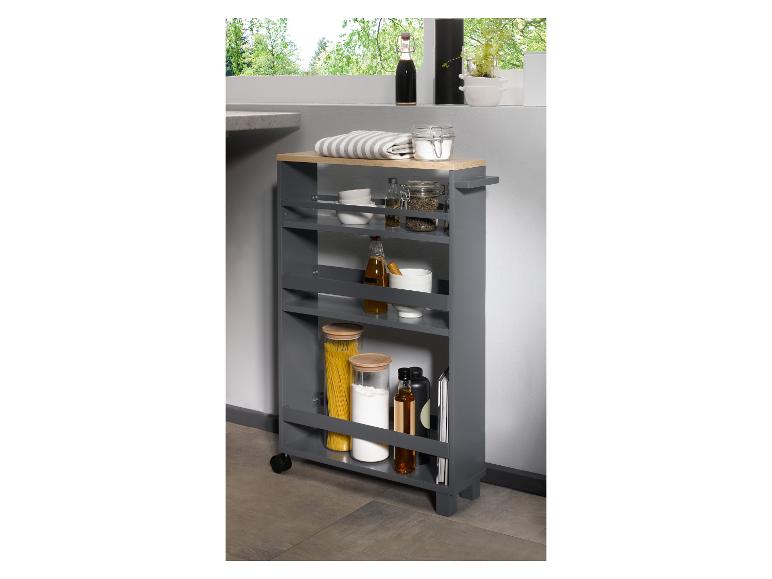 Een grijze keukenkar met houten aanrechtblad.