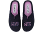 Een paar donkerblauwe pantoffels met roze voering en roze geborduurde tekst 'HOME'.