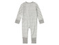 Een gestreept babypakje met lange mouwen.