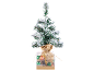 Kleine besneeuwde kerstboom in een decoratieve doos met kerstballen.