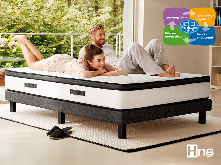 Een stel ligt op een Hüsler Nest matras met gel-schuim.