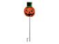 Halloweenpompoen met hoge hoed en lichtgevende ogen op een tuinpaal