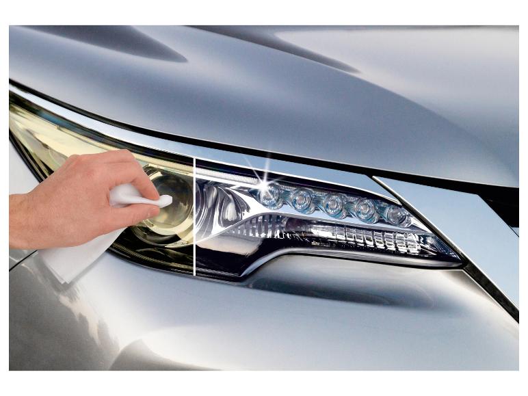 Een hand poetst een autokoplamp met een doekje, het resultaat is een heldere koplamp.