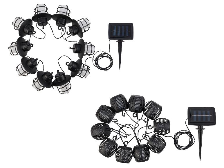 Twee sets solar tuinverlichting: één met lantaarns in maritieme stijl, de andere met decoratieve lantaarns.
