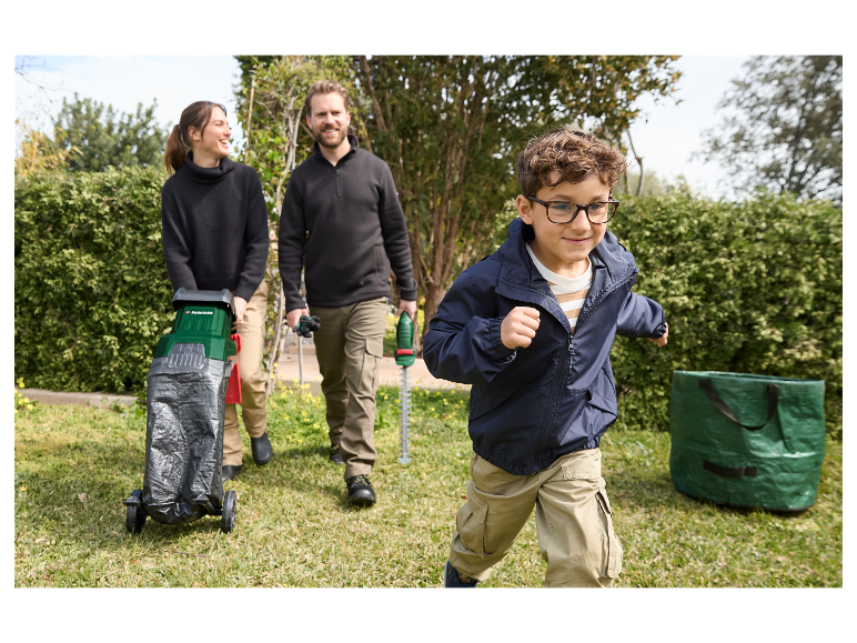 Gezin gebruikt Parkside tuingereedschap.