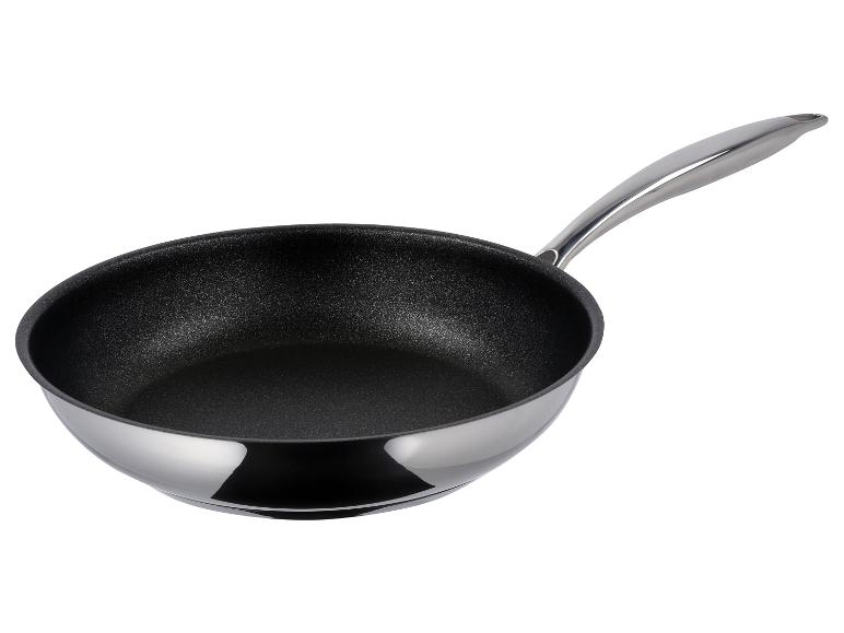 Een glanzende zilverkleurige koekenpan met een zwarte antiaanbaklaag en een bijpassend handvat.